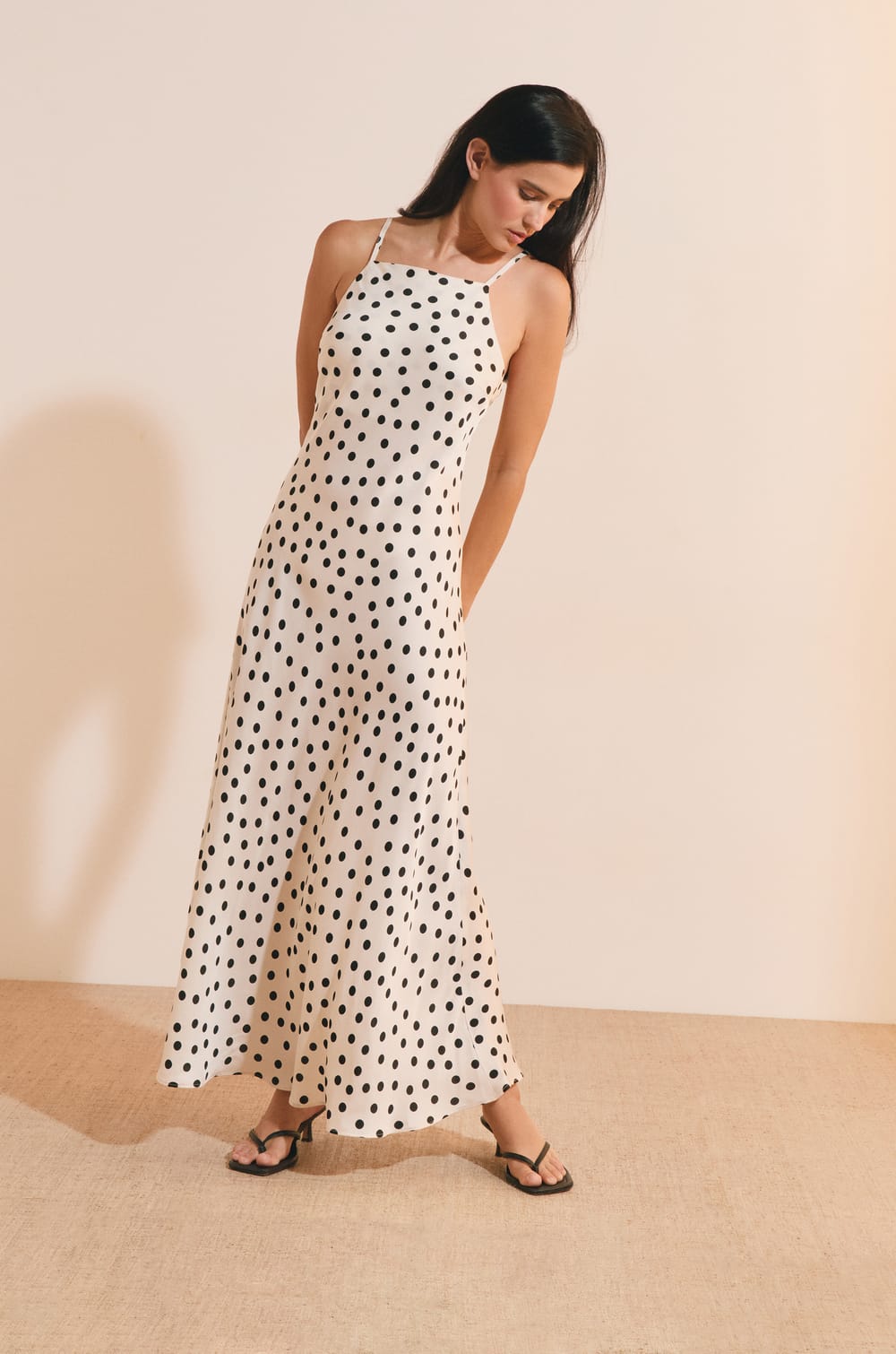 Robe longue &agrave; fines bretelles &agrave; pois;${refinementColor}