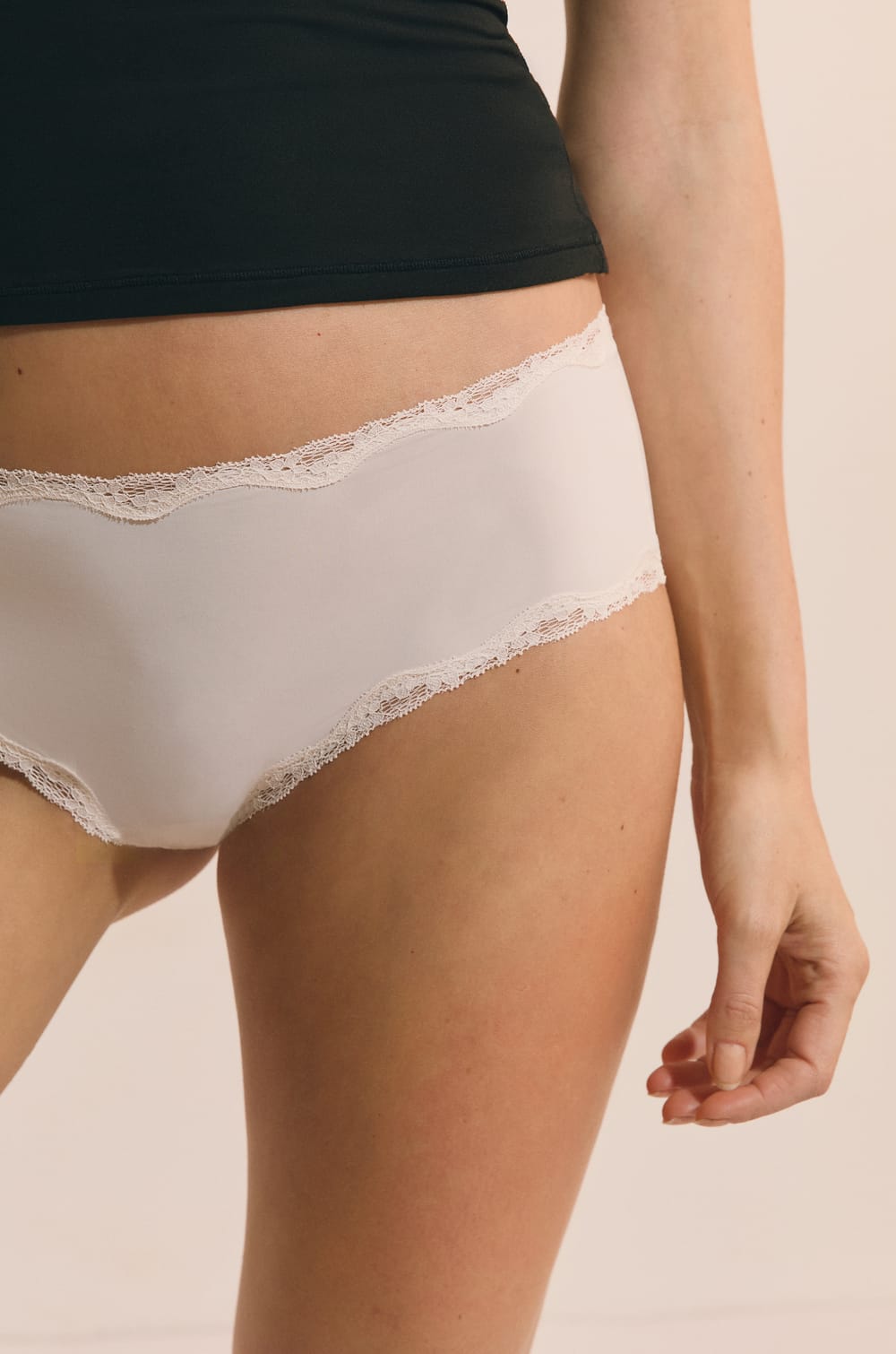 Shorty avec d&eacute;tails dentelle;${refinementColor}