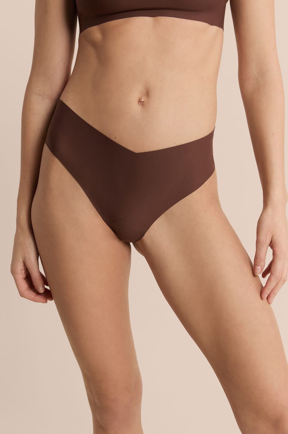 String high leg effet lissant en microfibre;${refinementColor}