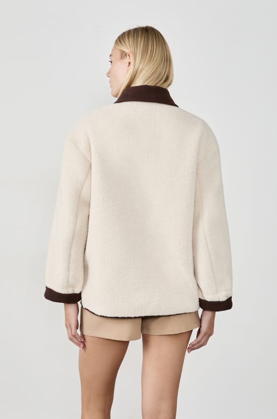 Manteau court en fausse fourrure;${refinementColor}