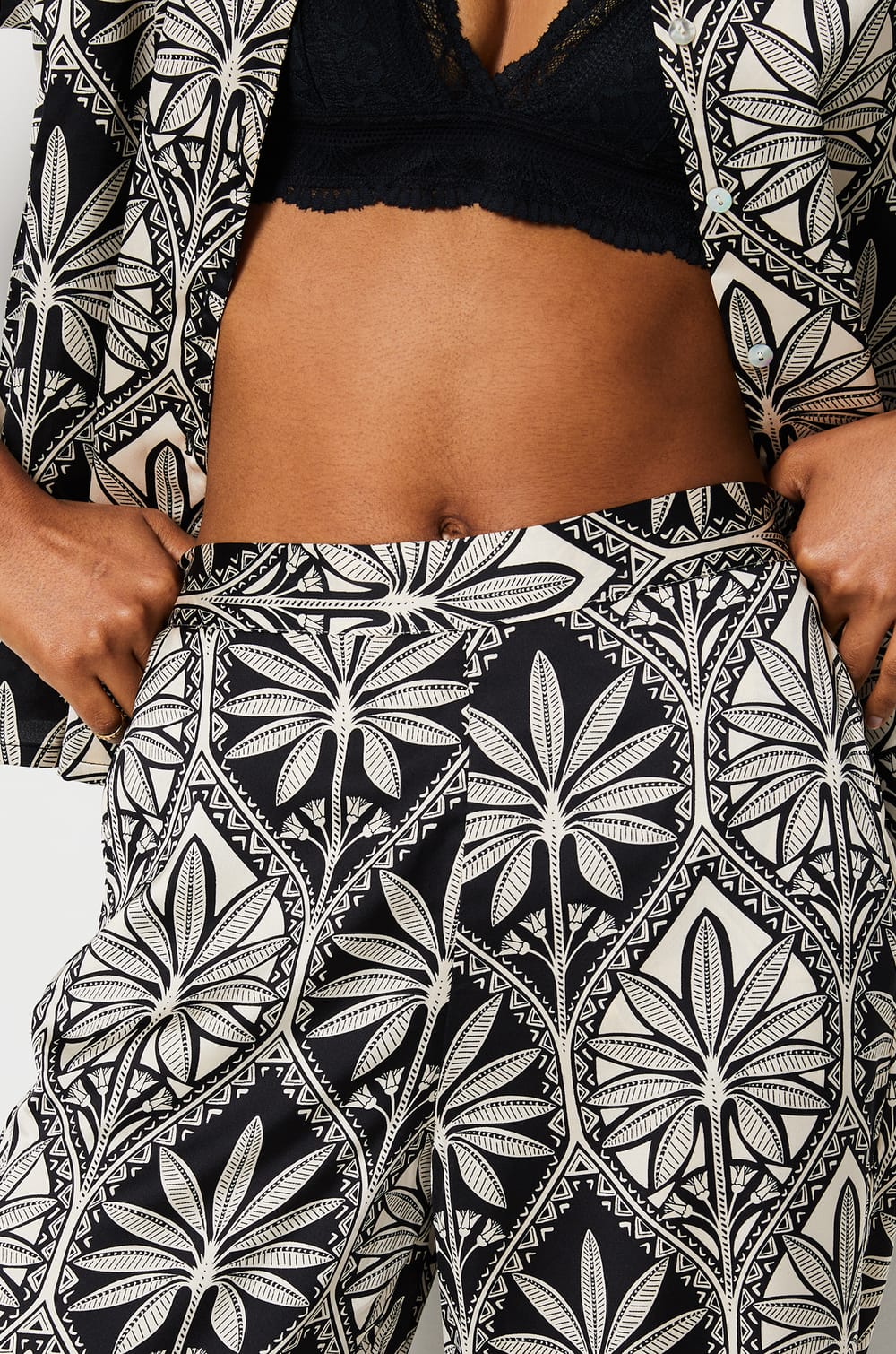 Pantalón con estampado floral;${refinementColor}