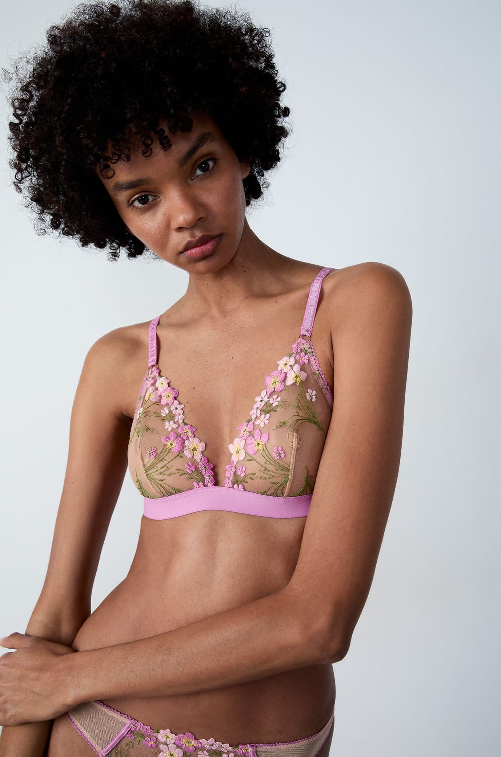 Soutien-gorge N.8 - Le triangle sans armatures brodé;${refinementColor}