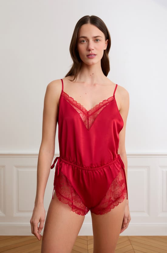 Combi-short en satin &agrave; dos nu et d&eacute;tails en dentelle;${refinementColor}