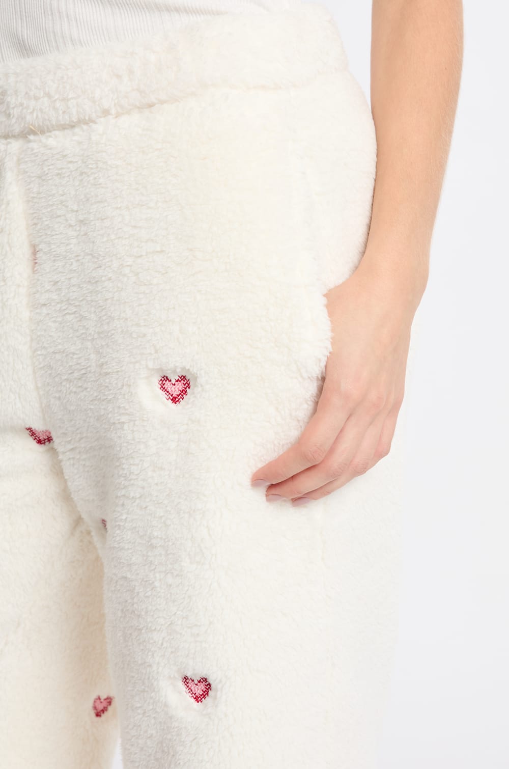 Pantalon de pyjama à motifs coeurs effet polaire;${refinementColor}