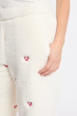 Pantalon de pyjama à motifs coeurs effet polaire;${refinementColor}