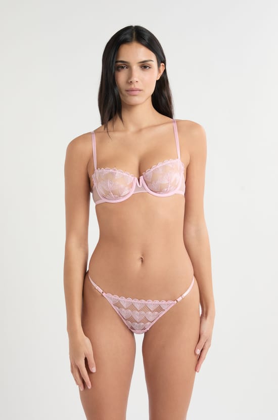 String aus Spitze mit Herzmotiven;${refinementColor}