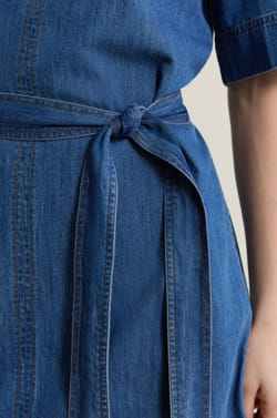 Robe ceintur&eacute;e en denim;${refinementColor}
