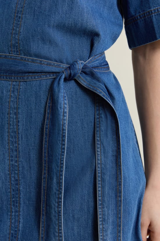 Robe ceintur&eacute;e en denim;${refinementColor}