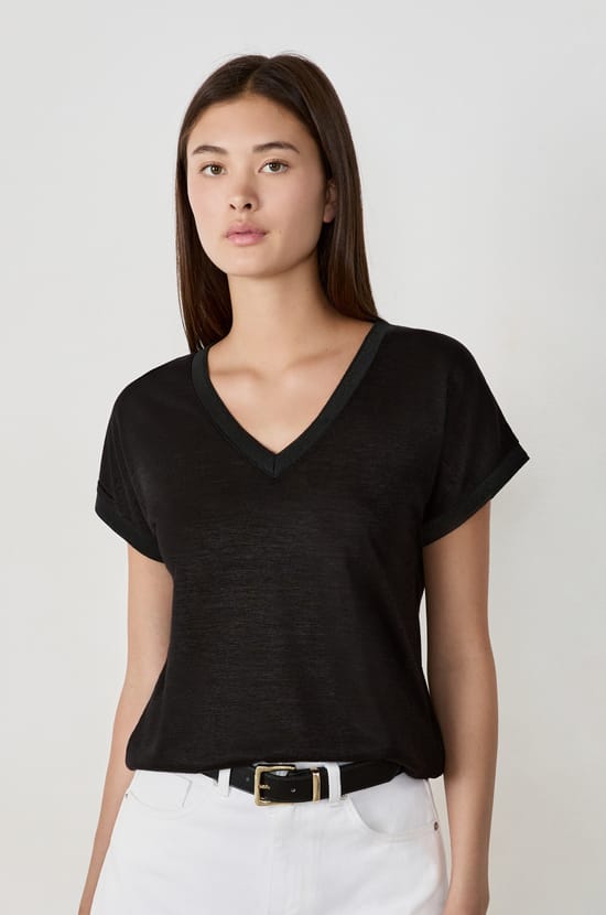Short-sleeved V-neck T-shirt;${refinementColor}