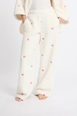 Pantalon de pyjama à motifs coeurs effet polaire;${refinementColor}