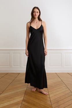 Camis&oacute;n largo con detalles bordados;${refinementColor}