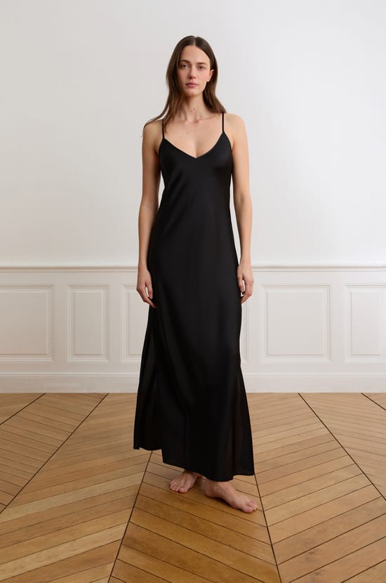 Nuisette longue en satin avec broderie fleurs dos;${refinementColor}