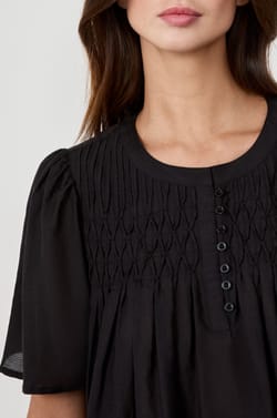 Short-sleeved blouse;${refinementColor}