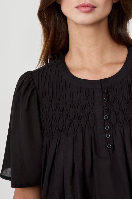 Short-sleeved blouse;${refinementColor}