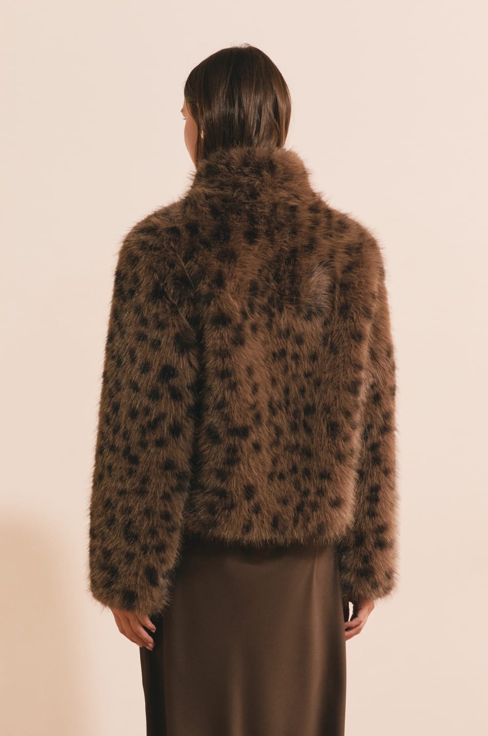 Manteau court en fausse fourrure l&eacute;opard;${refinementColor}