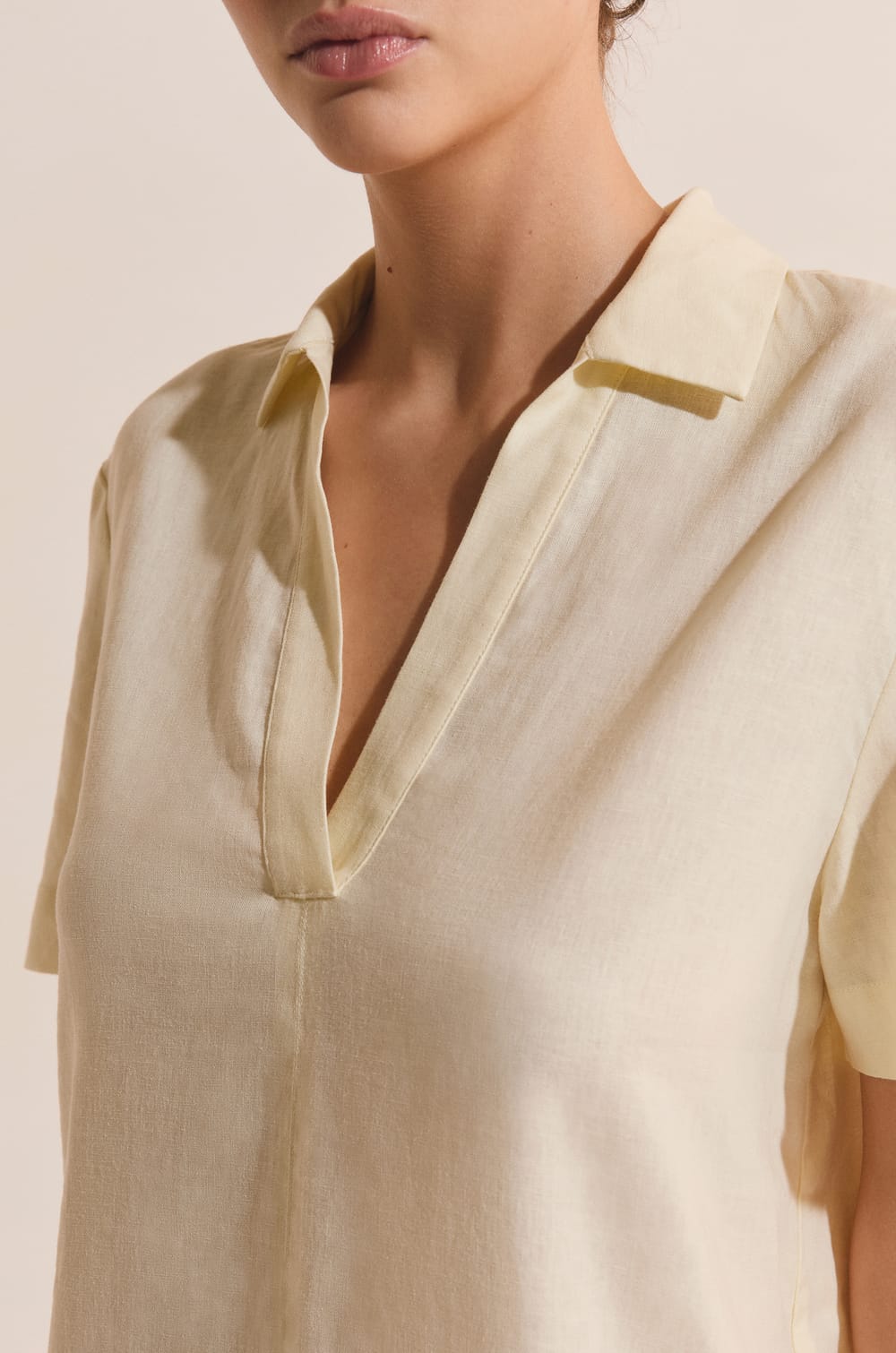 Robe courte avec lin;${refinementColor}