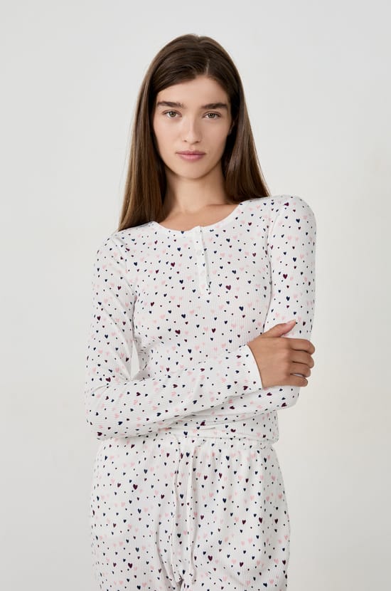 Camiseta de pijama con estampado de corazones;${refinementColor}