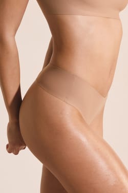 String high leg effet lissant en microfibre;${refinementColor}