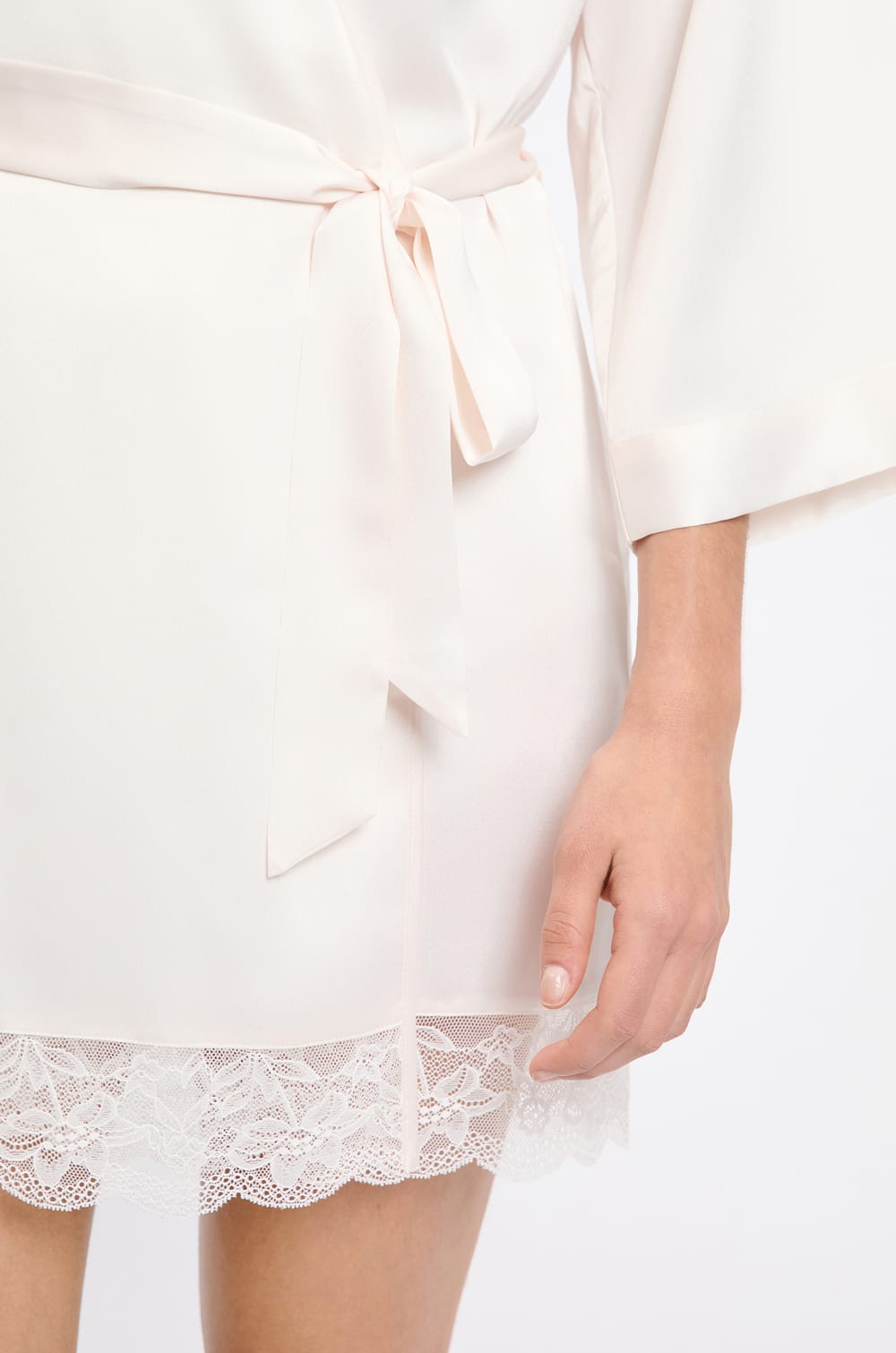 Desnudo satinado con detalles de encaje;${refinementColor}