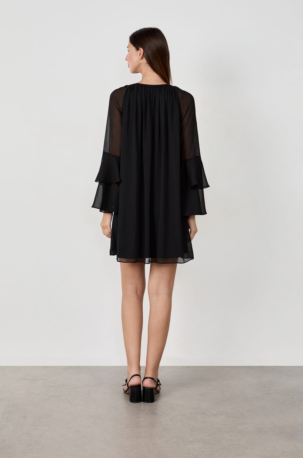 Short dress with ruffled sleeves;${refinementColor}