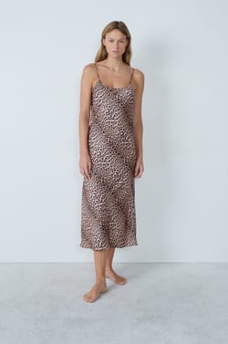 Camis&oacute;n satinado estampado leopardo;${refinementColor}