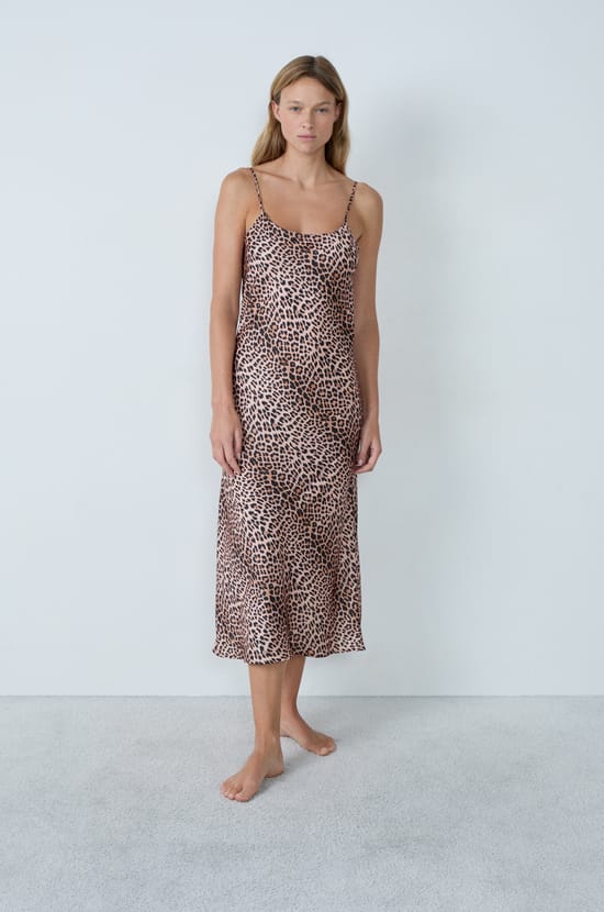 Camis&oacute;n satinado estampado leopardo;${refinementColor}