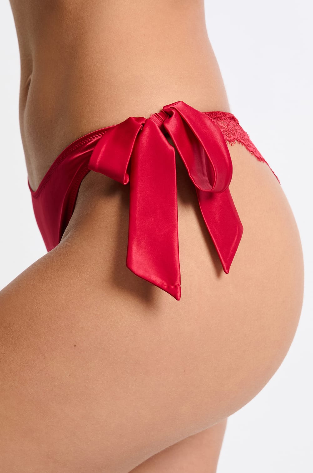 Tanga en broderie avec noeuds;${refinementColor}