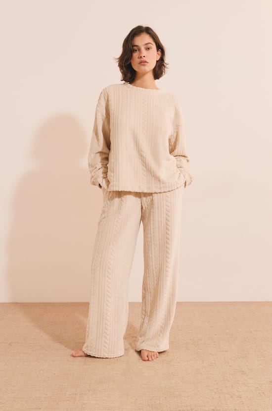 Pull col rond avec motifs tress&eacute;s;${refinementColor}