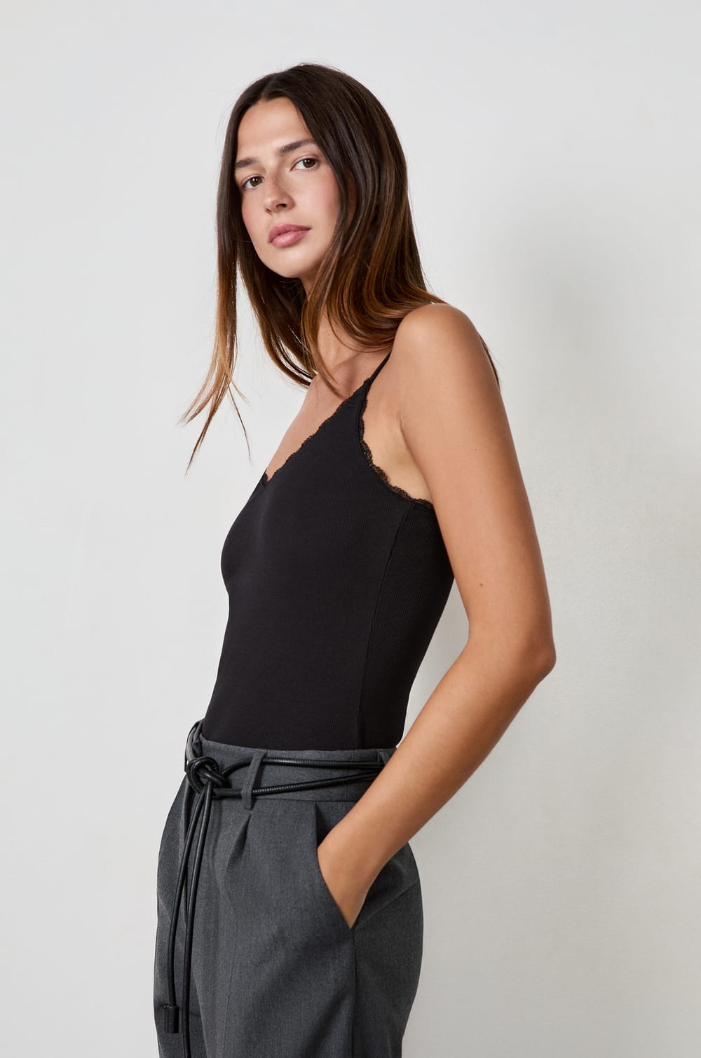 Top de tirantes delgados 100% algod&oacute;n;${refinementColor}