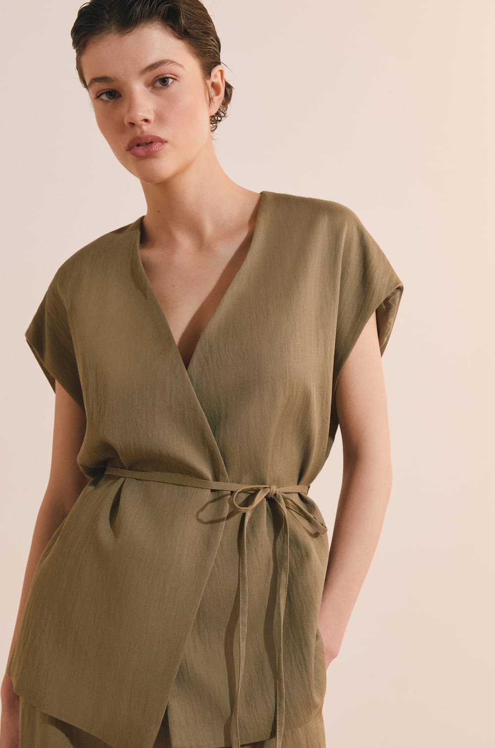 Veste kimono sans manches;${refinementColor}