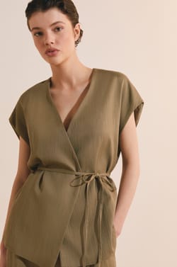 Veste kimono sans manches;${refinementColor}