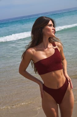 Brassi&egrave;re asym&eacute;trique haut de maillot en mati&egrave;re extensible;${refinementColor}