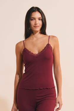 Ensemble de pyjama 2 pi&egrave;ces en maille c&ocirc;tel&eacute; d&eacute;tails dentelle;${refinementColor}
