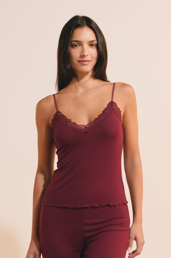 Ensemble de pyjama 2 pi&egrave;ces en maille c&ocirc;tel&eacute; d&eacute;tails dentelle;${refinementColor}