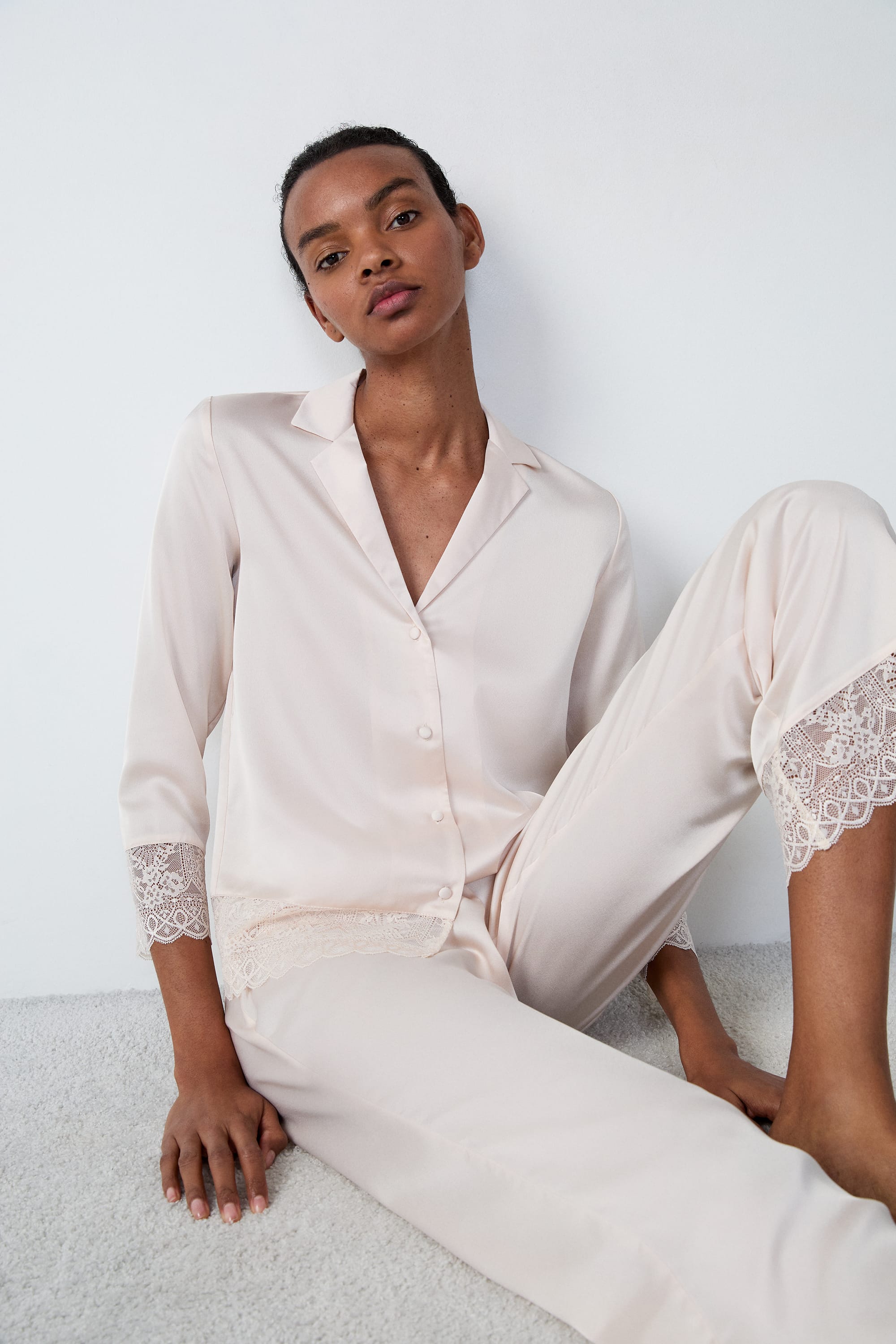 Chemise de pyjama satinée détails dentelle