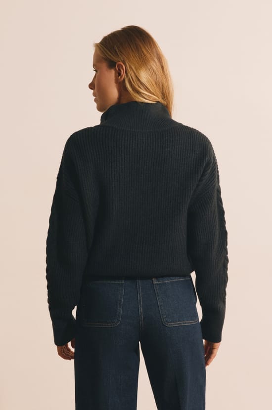 Pull manches longues avec d&eacute;tail bouton dor&eacute;;${refinementColor}