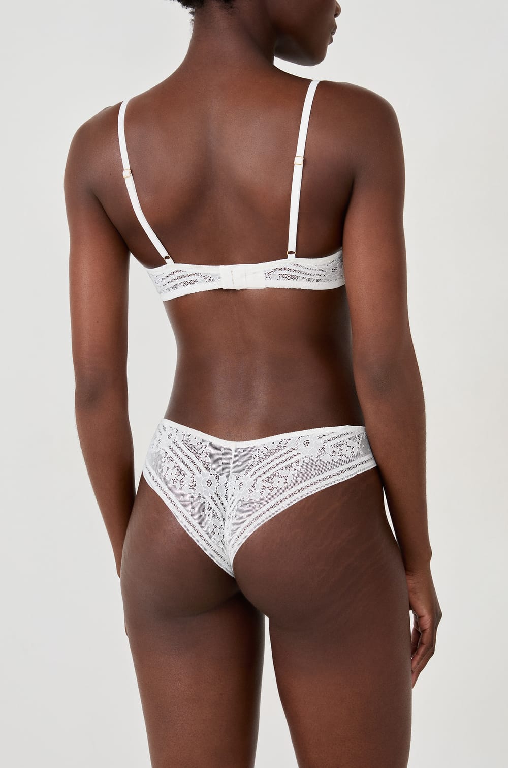 Tanga en dentelle;${refinementColor}