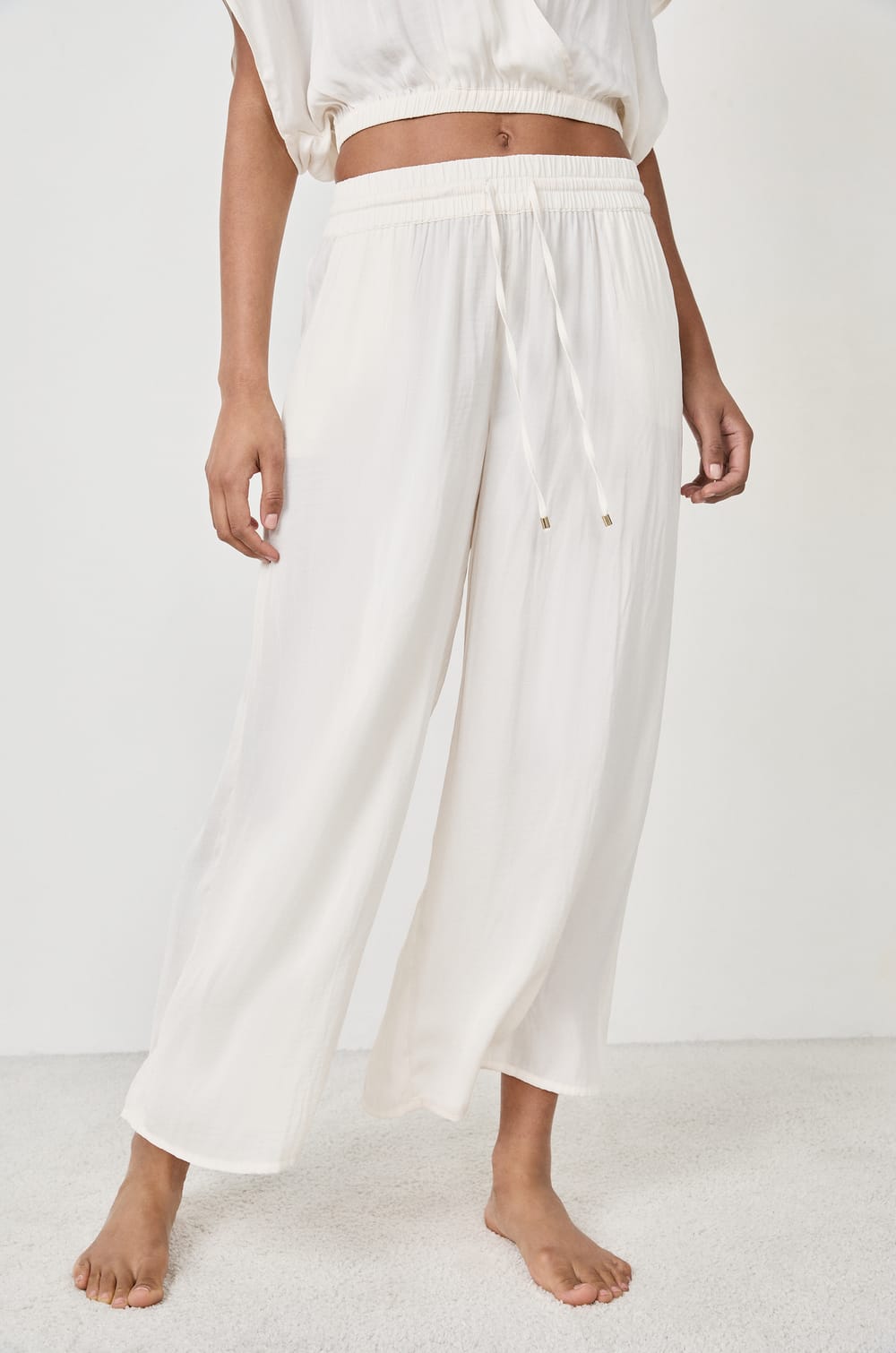 Pantal&oacute;n satinado de corte ancho;${refinementColor}