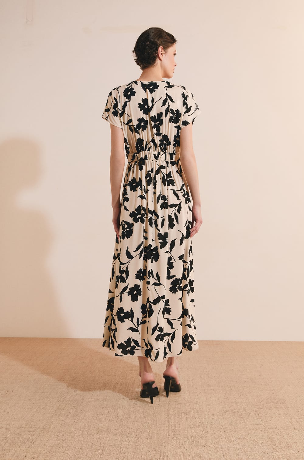 Robe longue &agrave; motifs avec d&eacute;collet&eacute; V;${refinementColor}