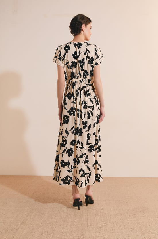 Robe longue &agrave; motifs avec d&eacute;collet&eacute; V;${refinementColor}