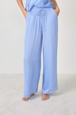 Pantalon de pyjama satin&eacute; coupe large;${refinementColor}