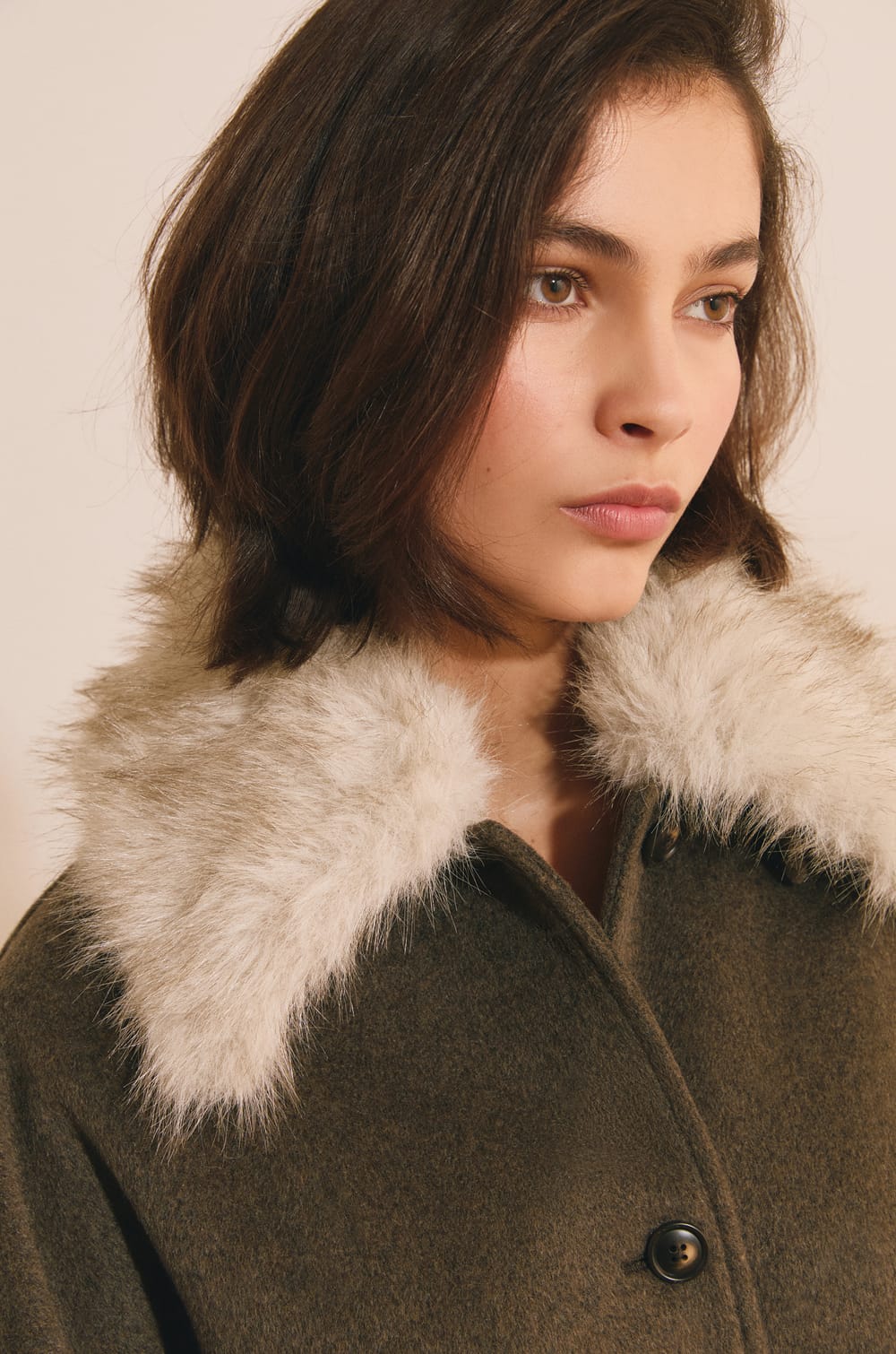 Manteau court avec col fausse fourrure;${refinementColor}