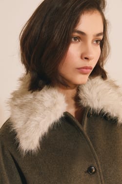 Manteau court avec col fausse fourrure;${refinementColor}