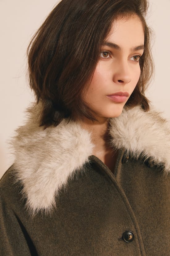 Manteau court avec col fausse fourrure;${refinementColor}