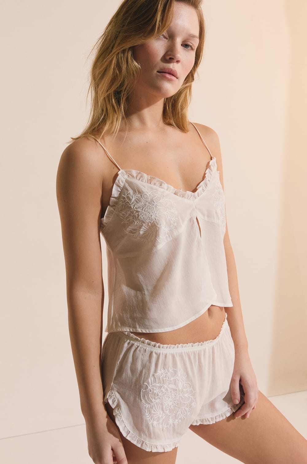 Top de pyjama &agrave; volant brod&eacute;;${refinementColor}