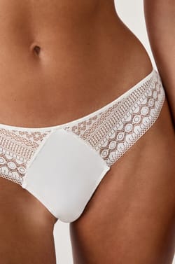 Tanga con detalles de encaje;${refinementColor}