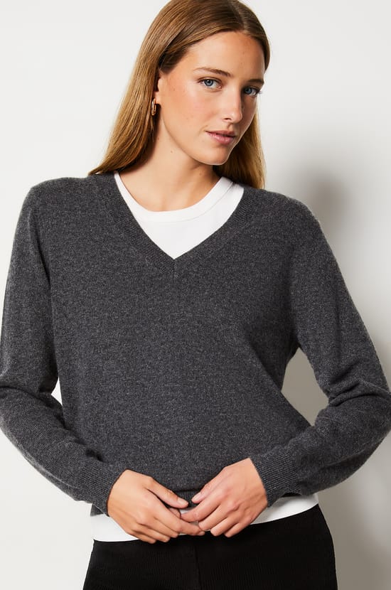 Pull en 100% cachemire col V;${refinementColor}