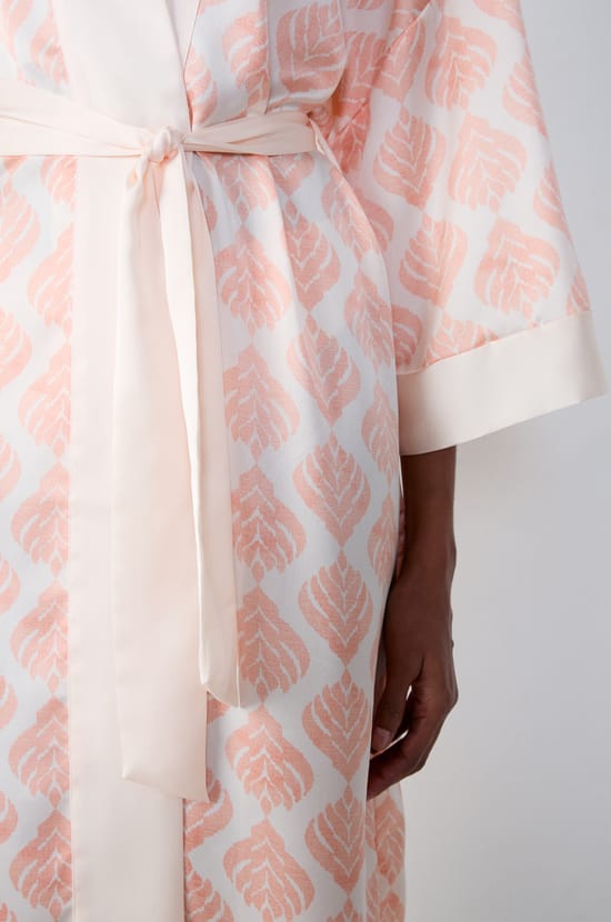 Déshabillé long satiné à motifs;${refinementColor}