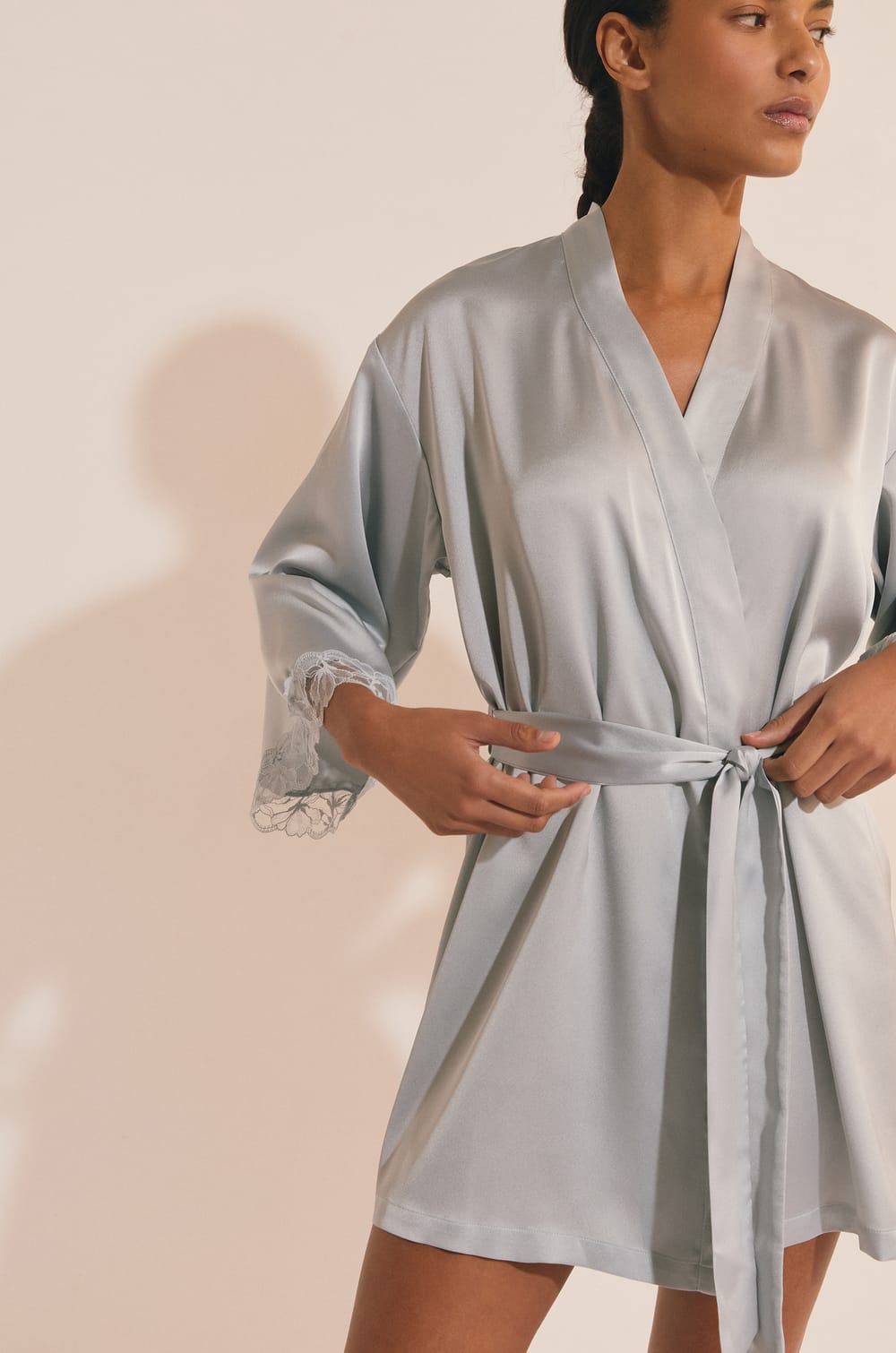 D&eacute;shabill&eacute; de pyjama satin&eacute; avec d&eacute;tail en dentelle;${refinementColor}