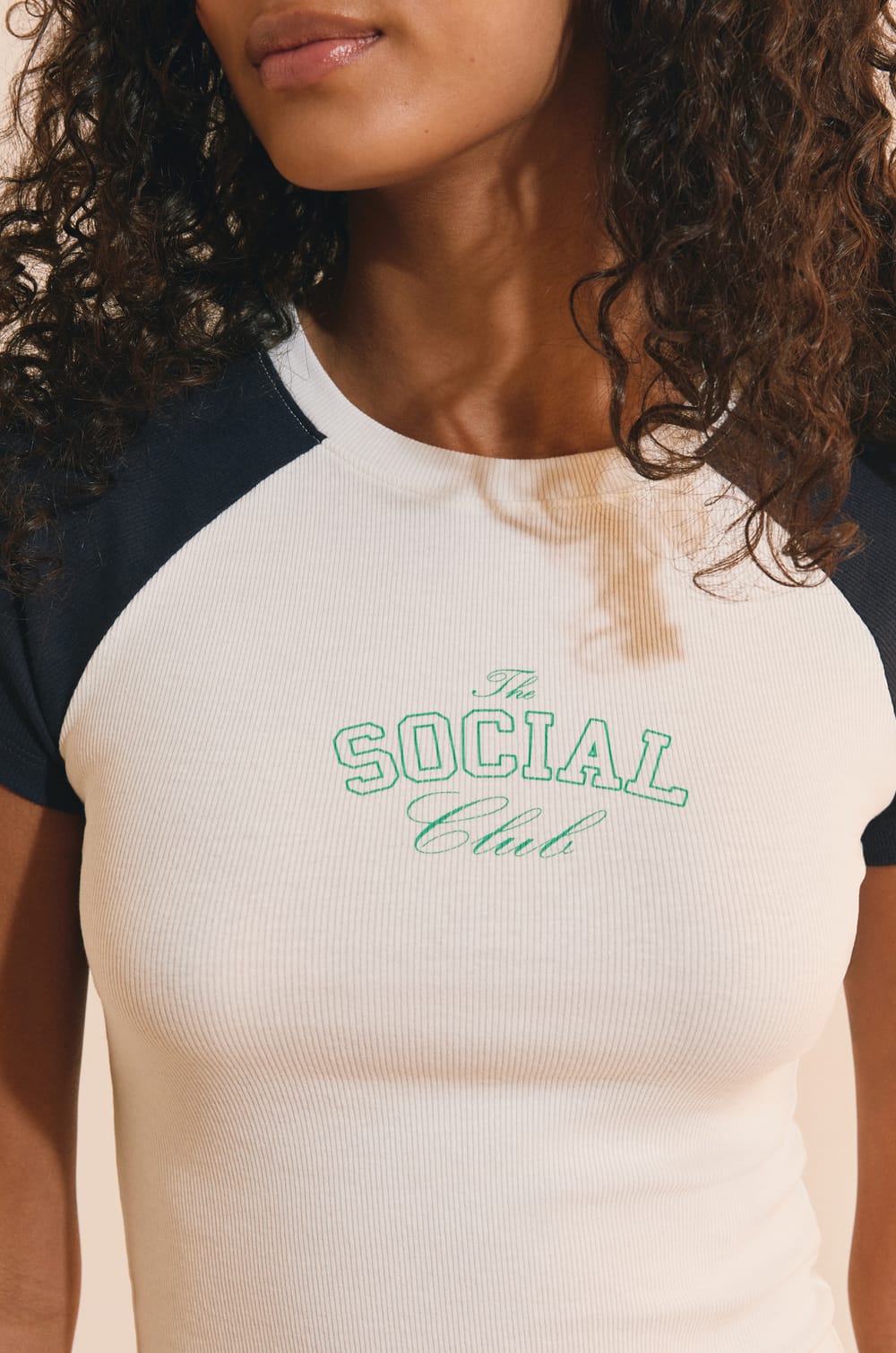 Katoenen T-shirt met &ldquo;the social club&rdquo; print;${refinementColor}